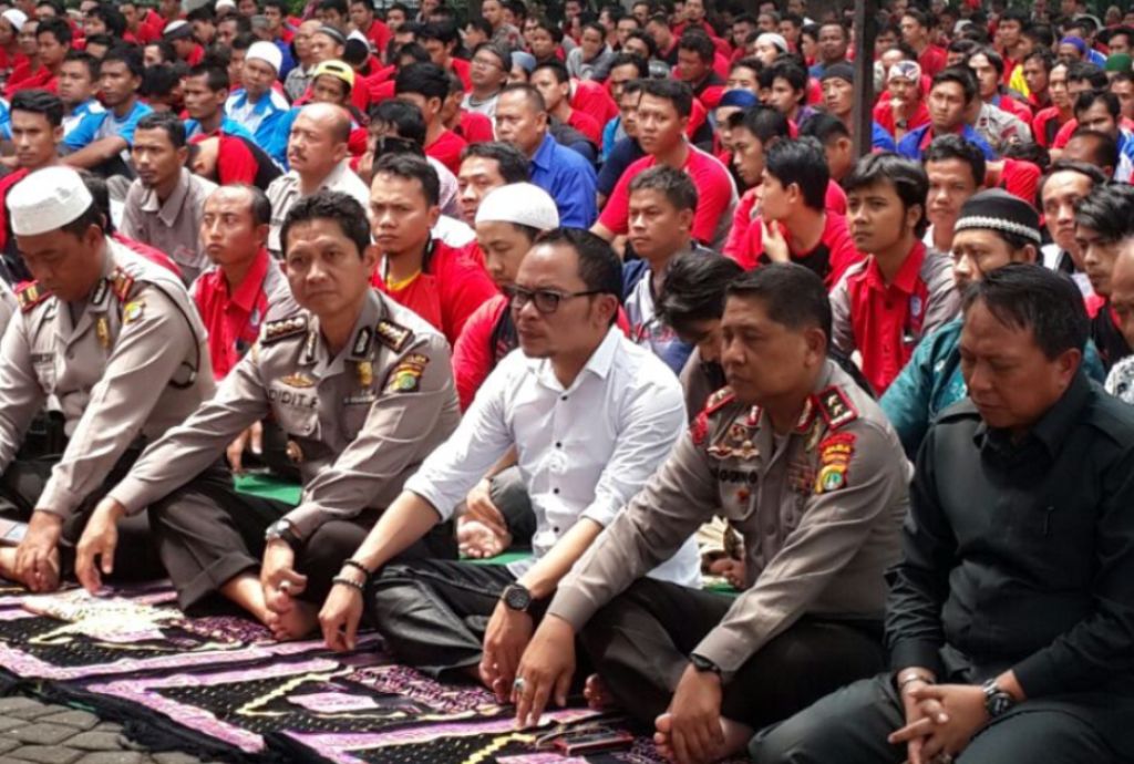 Menteri Hanif Salat Jumat <i>Bareng</i> Buruh di Monas